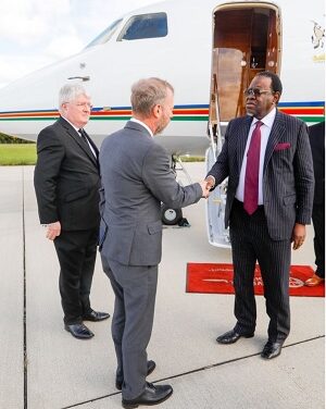 Geingob a thika moLondon a hupulithe Queen Elizabeth