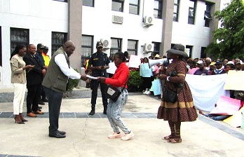 Oshakati open market vendors march against Angolan vendors